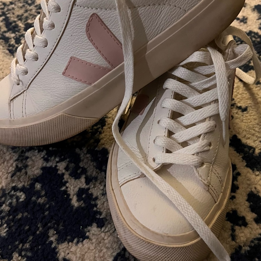 VEJA WOMENS SNEAKERS